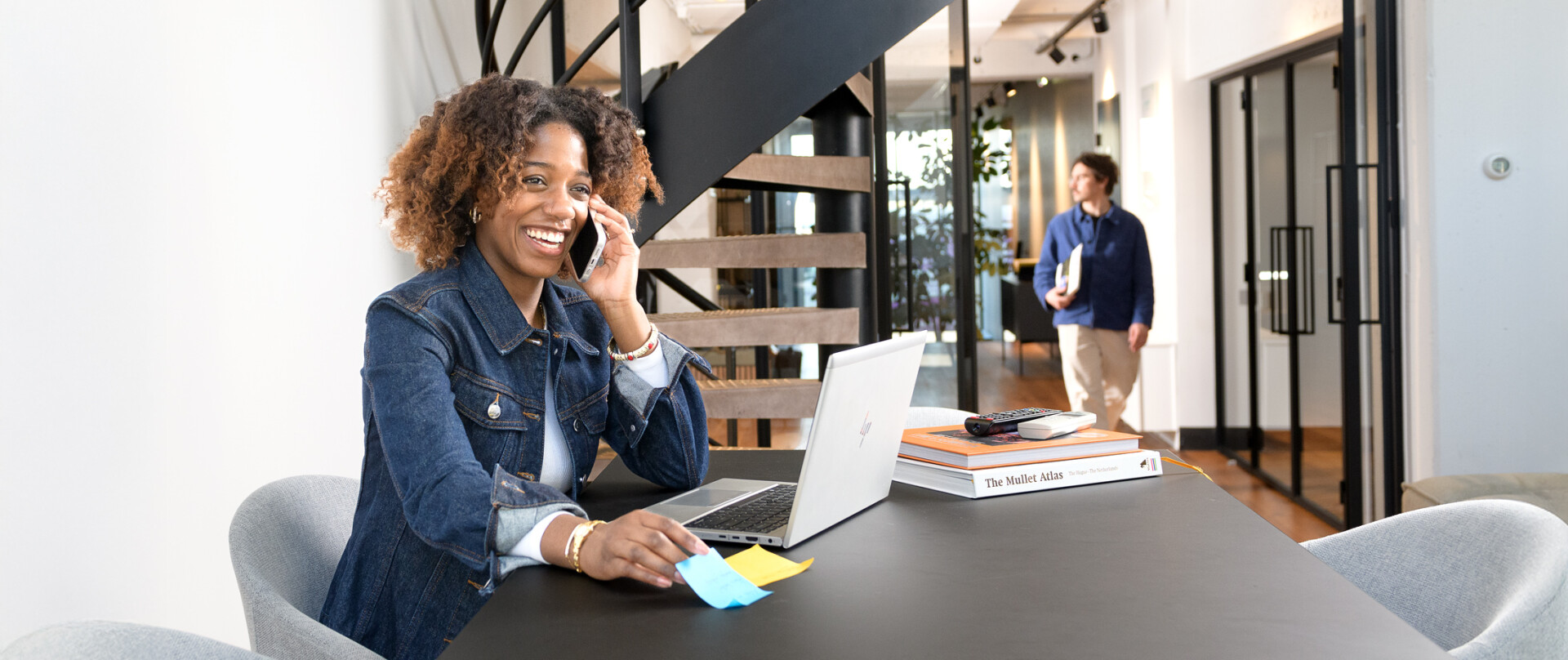 Afbeelding van een HR adviseur die aan het bellen is