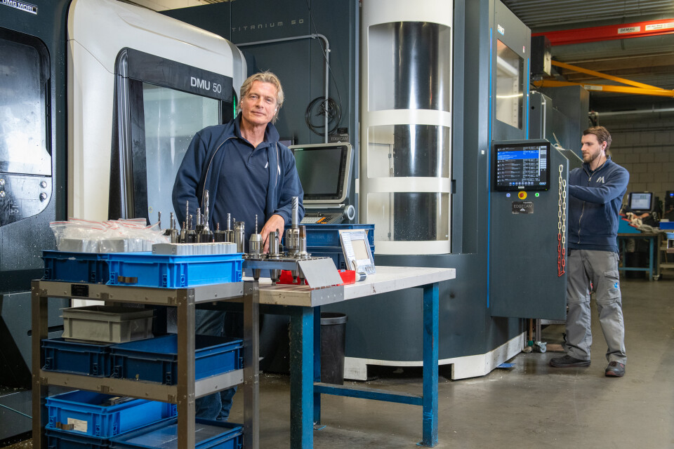 Afbeelding van twee mannen in een technische werkplaats