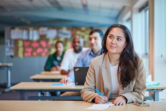 Afbeelding van deelnemers die een training volgen
